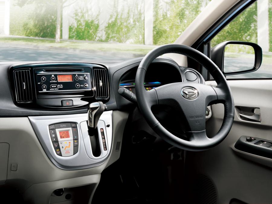Интерьер Daihatsu Mira e:S 2013 года  (фото 7 из 10)